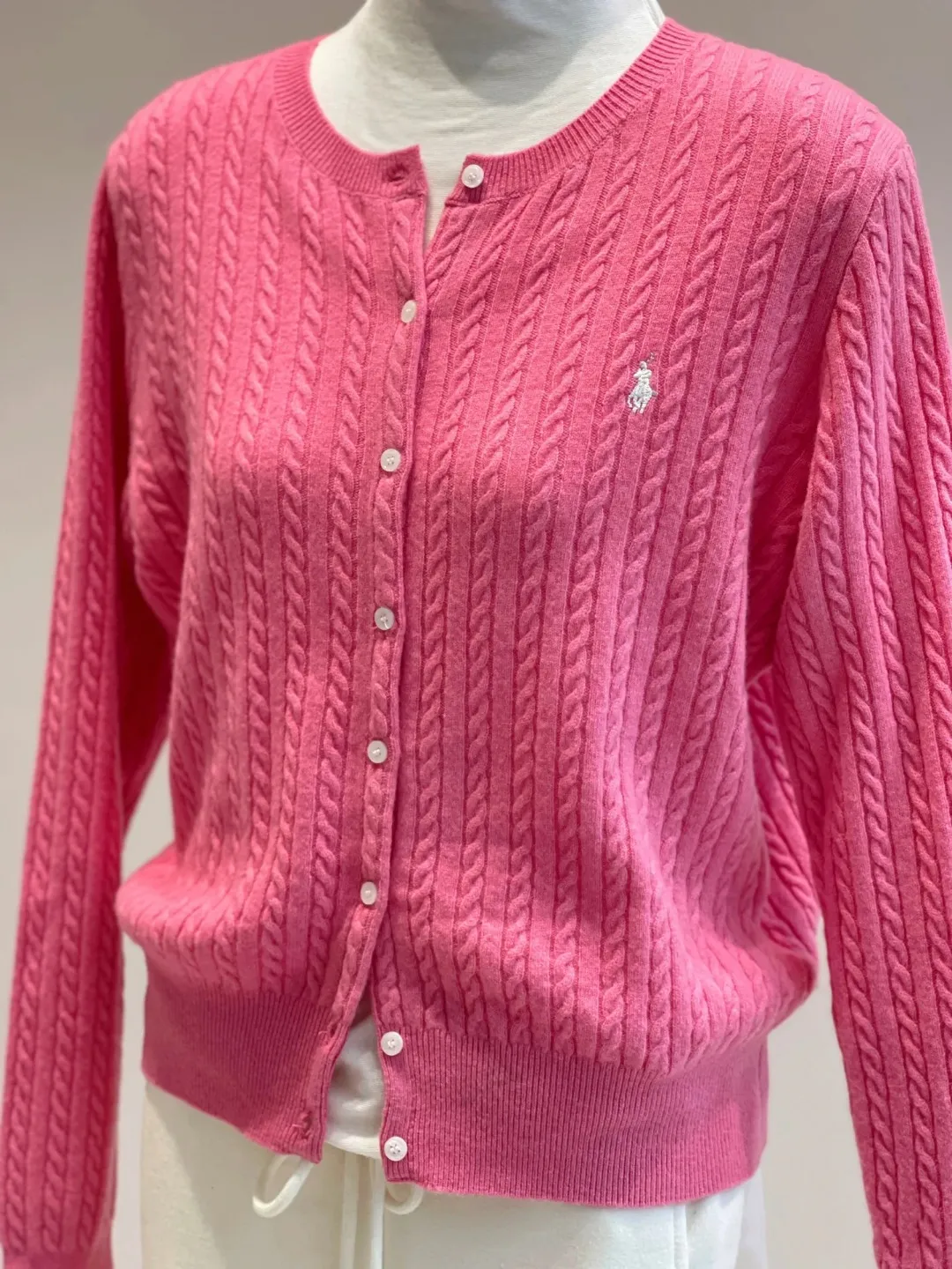 P190 RALPH LAUREN Ten-color classic small label embroidered round neck long-sleeved buttoned cardigan knitted sweater top. Pure original high-density LOGO embroidery on the chest, original 1:1 customized tag accessories. Made of pure cotton yarn, multi-knitted pure cotton is skin-friendly and comfortable, small label war horse embroidery, small twist button polo neck sweater 🐎 high quality, follow the blogger to learn how to wear it! Let’s buy a Ralph Lauren cable sweater. It’s a super hard-to-find series after it became popular. It’s hard to find one on the official website. It’s simple and practical, has a lazy and loose feel, soft and delicate feel, and has a loose fit. Whether worn alone or layered, you can wear a simple one to create different styles of fashion!  Color: White Black Navy Blue Gray Pink Red Watermelon Red Blue Apricot Light Purple Size: S M L XL